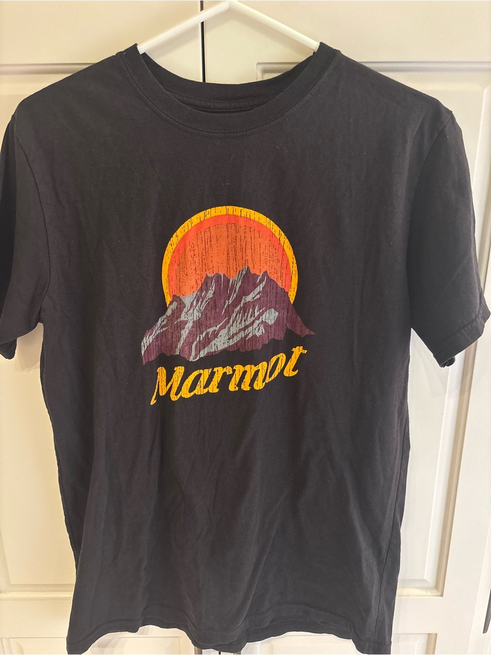 Marmot mens Black Graphic Tee with Sunset Mountain Print med